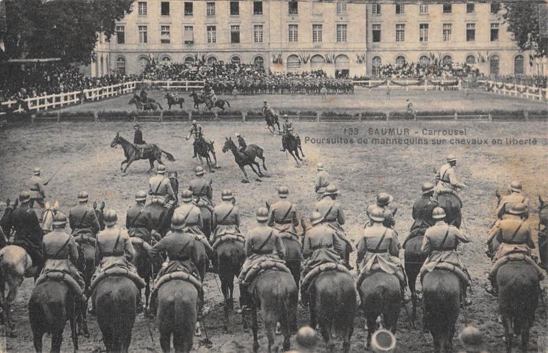 Carte postale ancienne Saumur - Carrousel - Poursuites De Mannequins Sur Chevaux En Liberte à Saumur