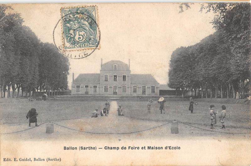 Carte postale ancienne Ballon - Champ De Foire Et Maison D'Ecole