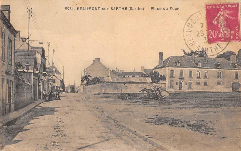 Carte postale ancienne Beaumont Sur Sarthe - Place Du Four à Beaumont-sur-Sarthe