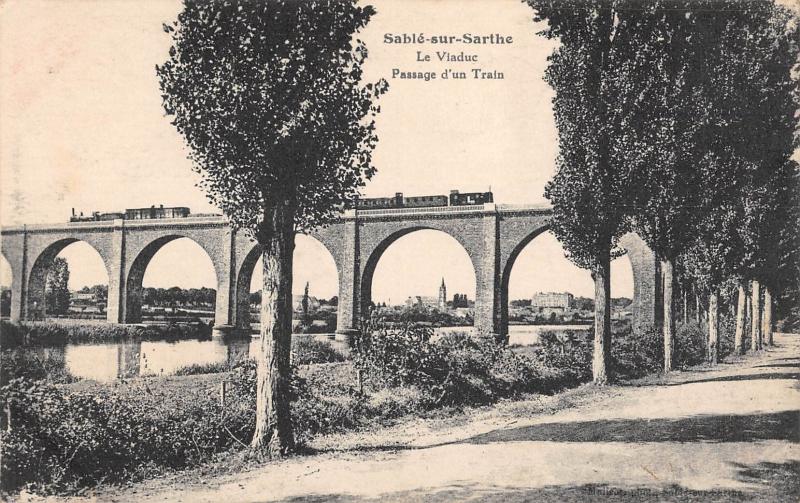 Carte postale ancienne Sable - Le Viaduc - Passage D'Un Train