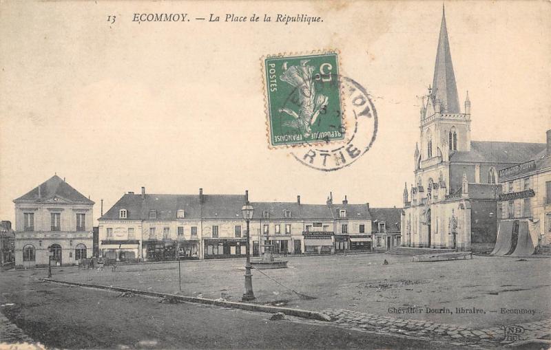 Carte postale ancienne Ecommoy - La Place De La Republique à Écommoy