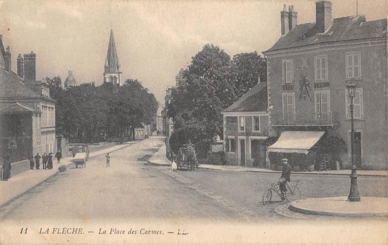 Carte postale ancienne La Fleche - La Place Des Carmes à La Flèche