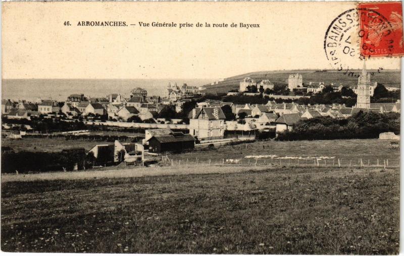Carte postale ancienne Arromanches - Vue générale prise de la route de Bayeux à Bayeux
