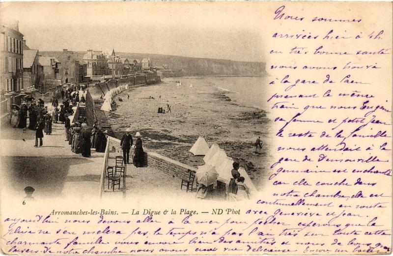Carte postale ancienne Arromanches-les-Bains - La Digue - La Plage à Arromanches-les-Bains