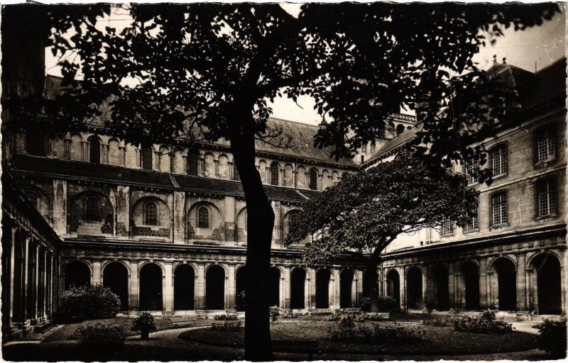 Carte postale ancienne Caen - Abbaye aux Hommes - Cour du Cloitre à Caen