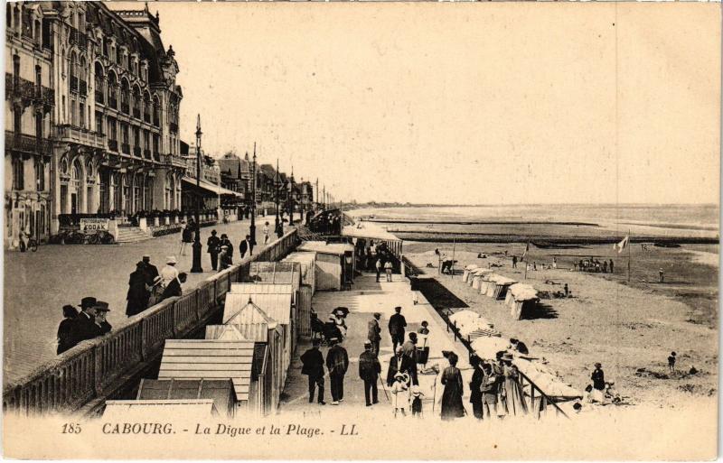 Carte postale ancienne Cabourg - La Digue et la Plage à Cabourg