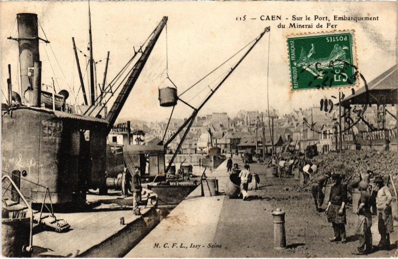 Carte postale ancienne Caen - Sue le Port - Embarquement du Minerai de Fer à Caen