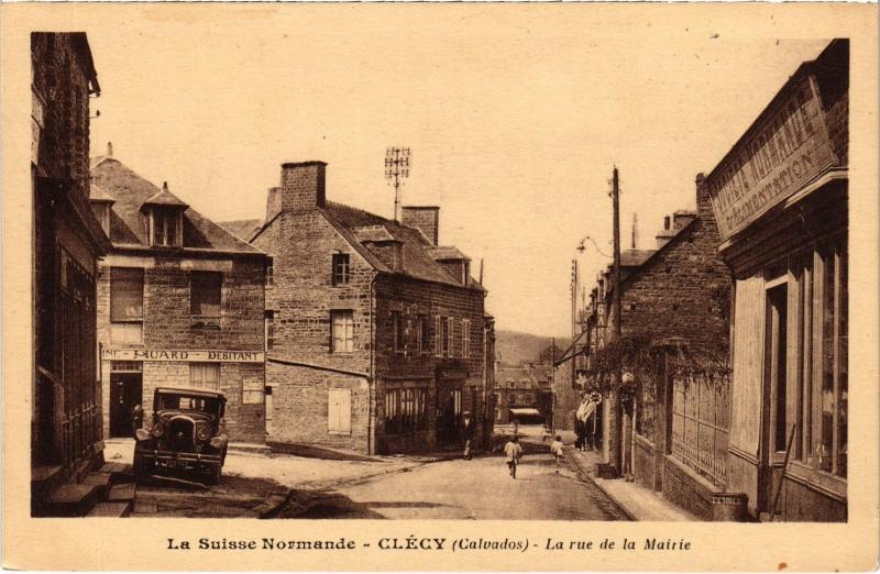 Carte postale ancienne Clecy - La rue de la Mairie à Clécy