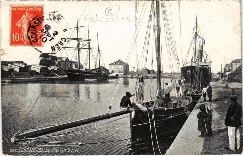 Carte postale ancienne Courseulles - Le Bassin a Flot