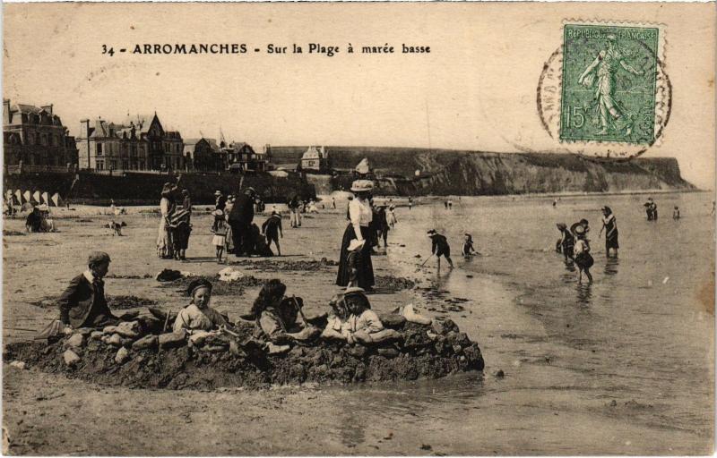 Carte postale ancienne Arromanches - Sur la Plage a marée basse