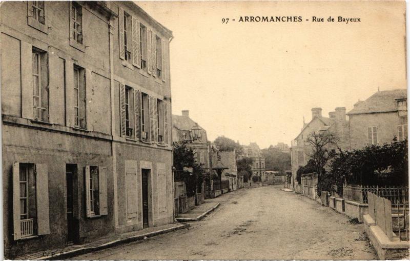 Carte postale ancienne Arromanches - Rue de Bayeux à Bayeux