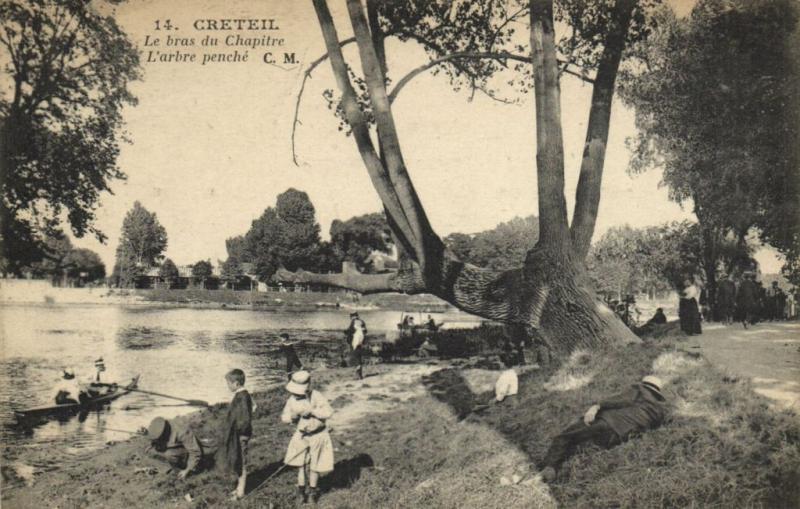 Carte postale ancienne Créteil-Le bras du Chapitre L'arbre penché à Créteil