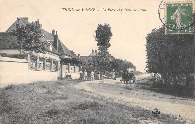 Carte postale ancienne Theil Sur Vanne - La Place Et L'Ancienne Route