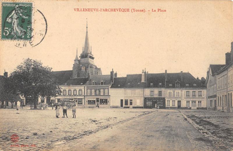Carte postale ancienne Villeneuve L'Archeveque - La Place à Villeneuve-l'Archevêque