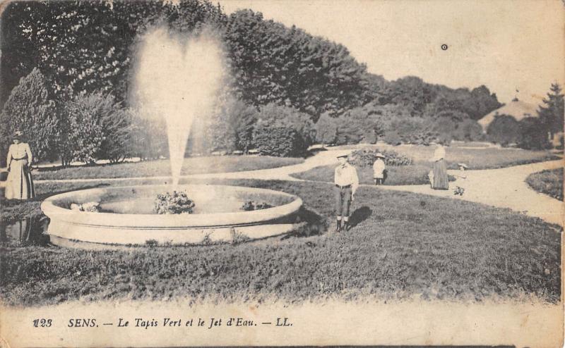Carte postale ancienne Sens - Le Tapis Vert Et Le Jet D'Eau à Sens