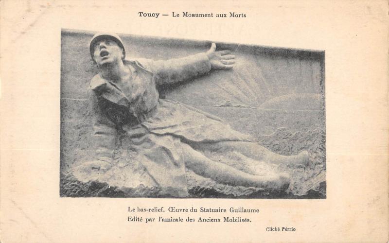 Carte postale ancienne Toucy - Le Monument Aux Morts à Toucy
