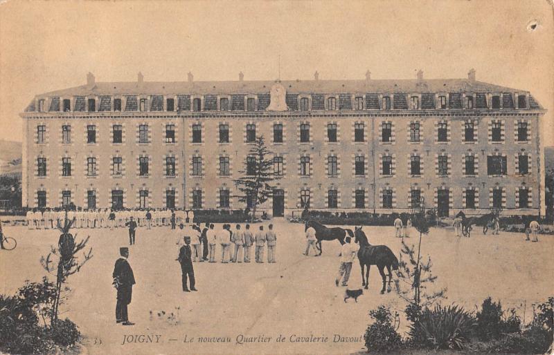Carte postale ancienne Joigny - Le Nouveau Quartier De Cavalerie Davout à Joigny