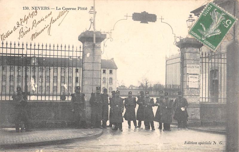 Carte postale ancienne Nevers - La Caserne Pittie à Nevers