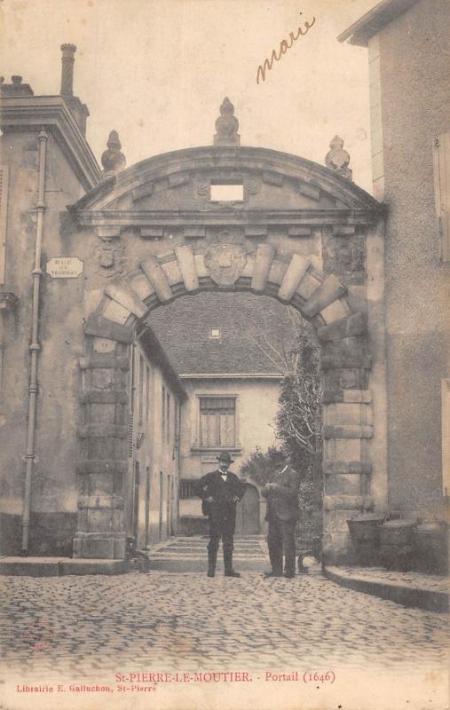 Carte postale ancienne Saint Pierre Le Moutier - Portail 1646 à Saint-Pierre-le-Moûtier