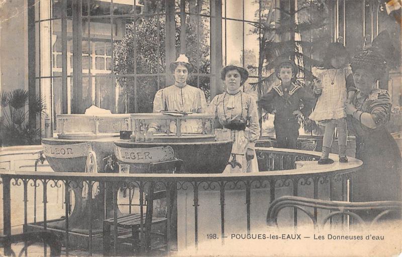 Carte postale ancienne Pougues Les Eaux - Les Donneuses D'Eau à Pougues-les-Eaux
