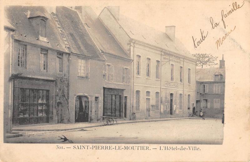 Carte postale ancienne Saint Pierre Le Moutier - L'Hotel De Ville à Saint-Pierre-le-Moûtier