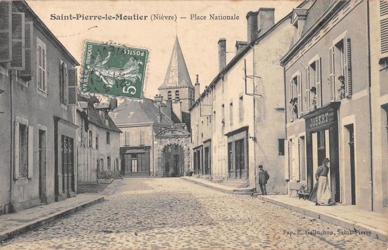 Carte postale ancienne Saint Pierre Le Moutier - Place Nationale à Saint-Pierre-le-Moûtier