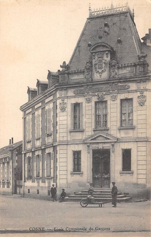 Carte postale ancienne Cosne - Ecole Communale De Garcons