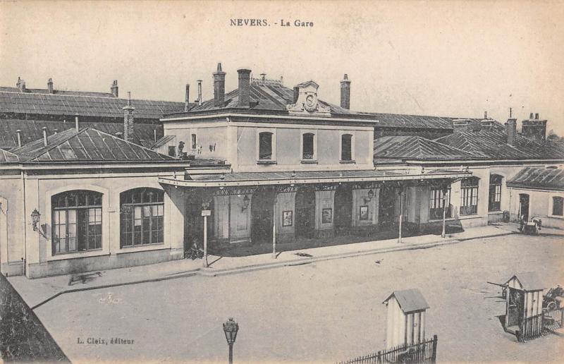 Carte postale ancienne Nevers - La Gare à Nevers