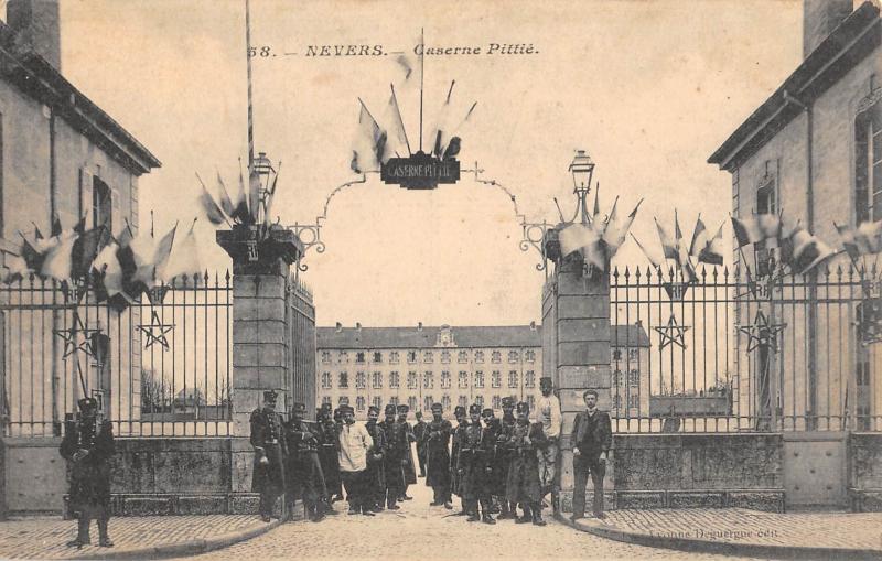 Carte postale ancienne Nevers - Caserne Pittie à Nevers