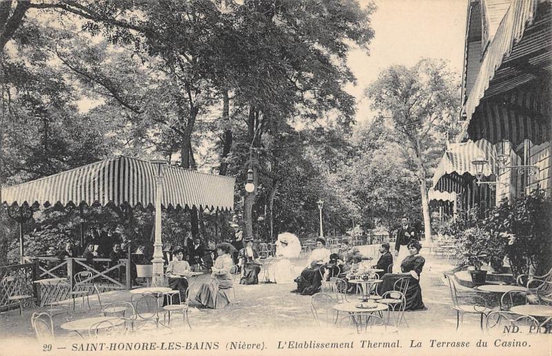 Carte postale ancienne Saint Honore Les Bains - L'Etablissement Thermal - Terrasse Du Casino à Saint-Honoré-les-Bains