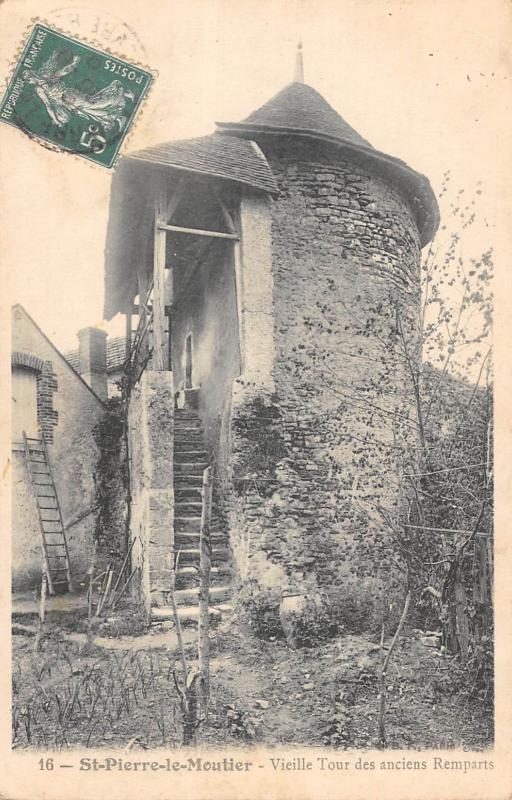Carte postale ancienne Saint Pierre Le Moutier - Vieille Tour Des Anciens Remparts à Saint-Pierre-le-Moûtier