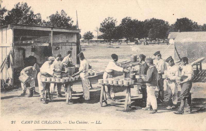 Carte postale ancienne Camp De Chalons - Une Cuisine