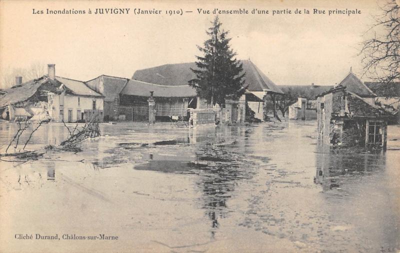 Carte postale ancienne Inondations De Juvigny - Vue D'Ensemble D'Une Partie De La Rue Principale à Juvigny