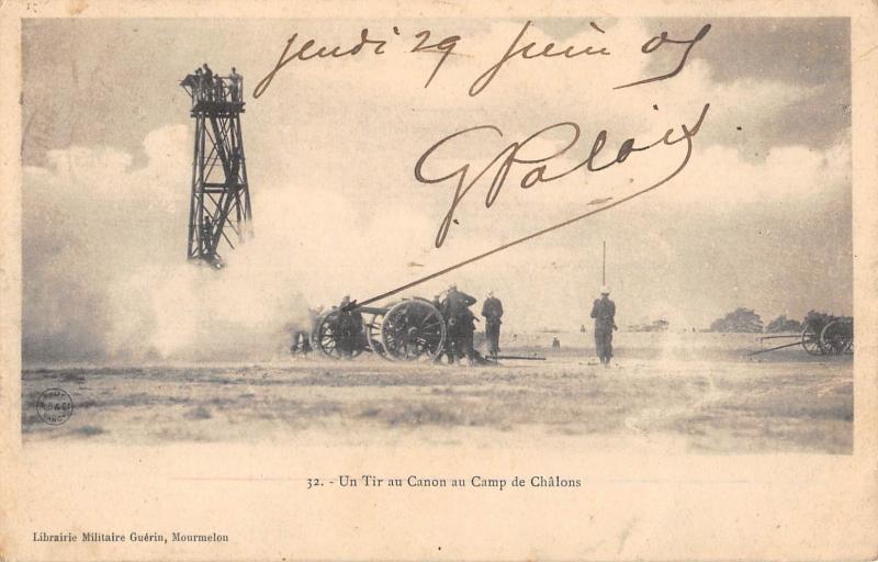 Carte postale ancienne Un Tir Au Canon Au Camp De Chalons