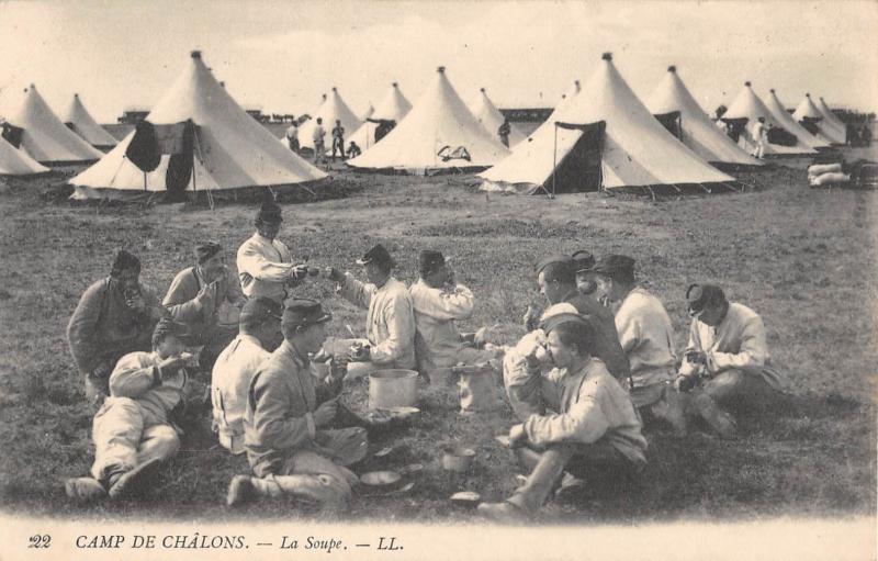 Carte postale ancienne Camp De Chalons - La Soupe