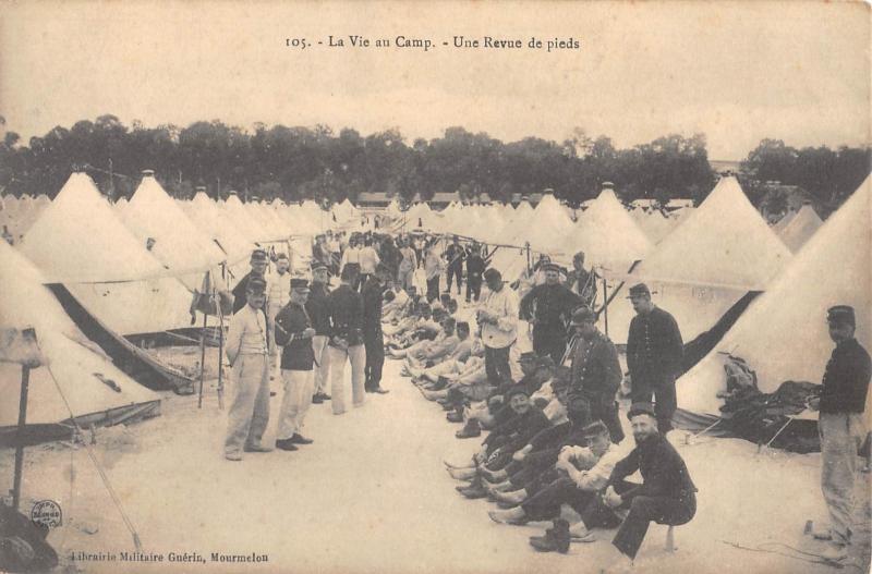 Carte postale ancienne La Vie Au Camp - Une Revue De Pieds