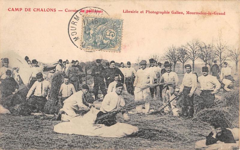 Carte postale ancienne Camp De Chalons - Corvee De Paillasses