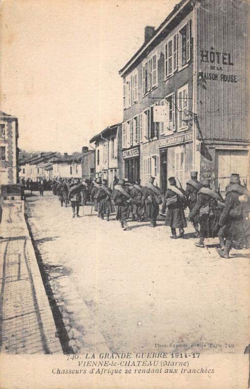 Carte postale ancienne Vienne Le Chateau - Chasseurs D'Afrique Se Rendant Aux Tranchees à Vienne-le-Château