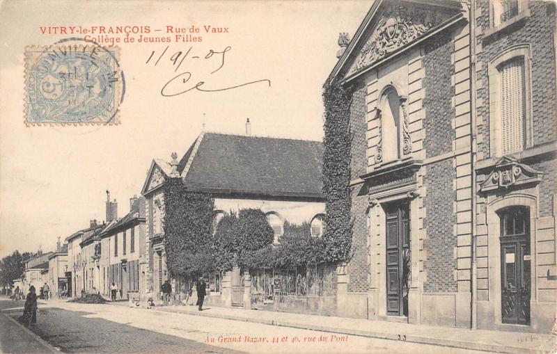Carte postale ancienne Vitry Le Francois - Rue De Vaux - College De Jeunes Filles à Vitry-le-François