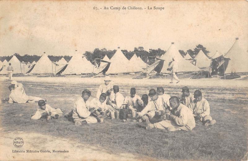 Carte postale ancienne Au Camp De Chalons - La Soupe