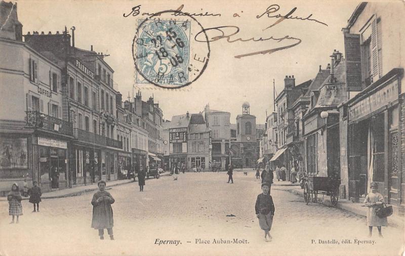 Carte postale ancienne Epernay - Place Auban Moet à Épernay