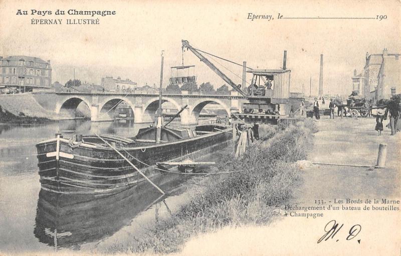 Carte postale ancienne Epernay - Bords De Marne - Dechargement D'Un Bateau De Bouteilles De Cham à Épernay