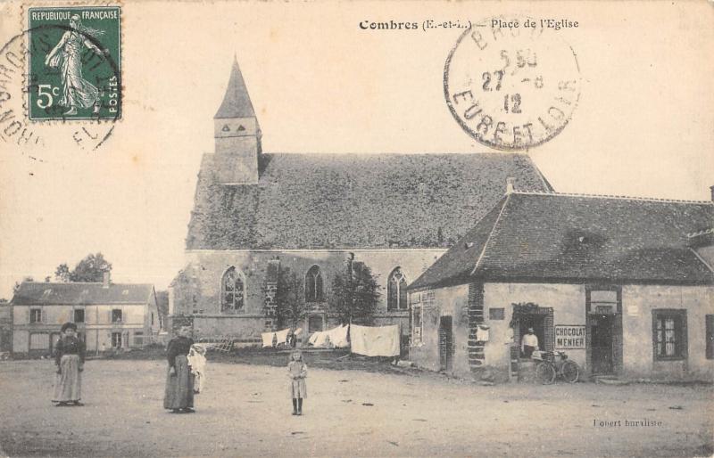 Carte postale ancienne Combres - Place De L'Eglise à Combres