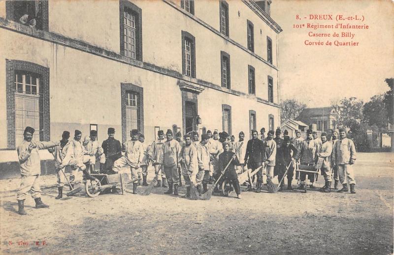 Carte postale ancienne Dreux - 101e Regiment D'Infanterie - Caserne De Billy - Corvee De Quartie à Dreux