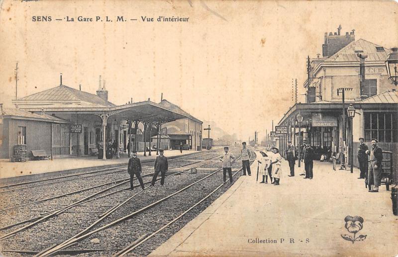 Carte postale ancienne Sens - La Gare P.L.M. - Vue D'Interieur à Sens