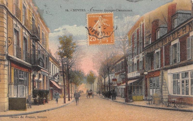 Carte postale ancienne Nevers - L'Avenue Georges Clemenceau à Nevers
