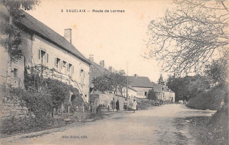 Carte postale ancienne Vauclaix - Route De Lormes à Vauclaix