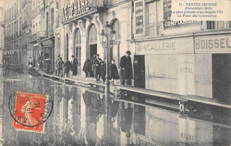 Carte postale ancienne Nantes Inonde - Decembre 1910 - La Place Du Commerce à Nantes