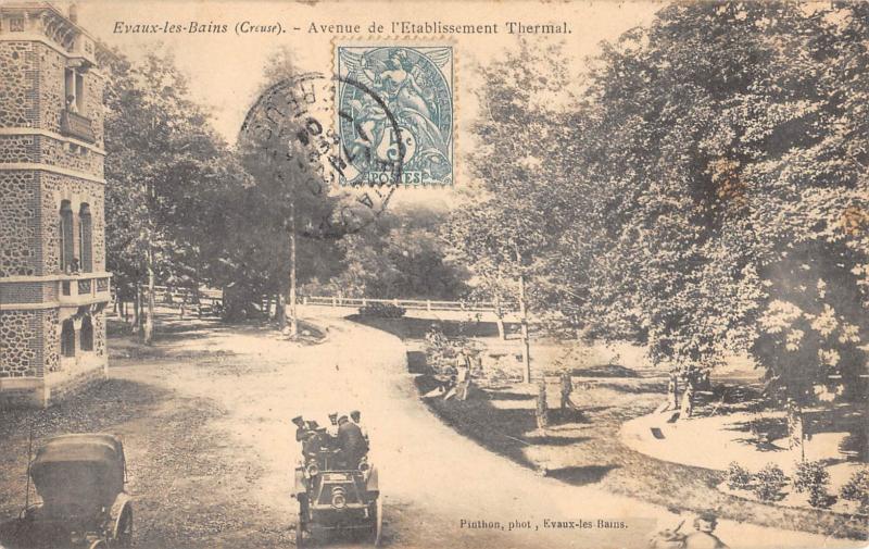 Carte postale ancienne Evaux Les Bains - Avenue De L'Etablissement Thermal - Voiture Ancienne à Évaux-les-Bains