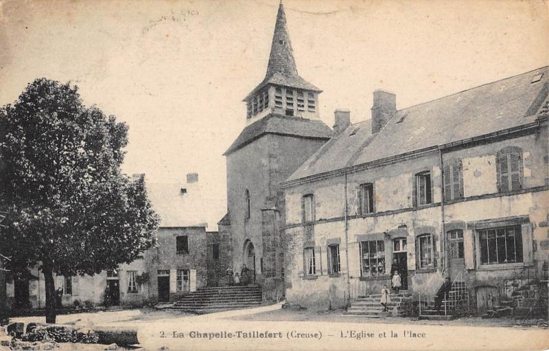 Carte postale ancienne La Chapelle Taillefert - L'Eglise Et La Place à La Chapelle-Taillefert